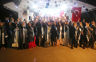 Eğitim yılının sona ermesine sayılı günler kala Özel Marmara Evleri İhlas Anadolu ve Fen Lisesi 12. sınıf öğrencileri için mezuniyet töreni düzenlendi.