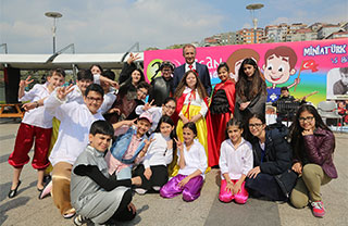 İhlas Koleji ve Miniatürk işbirliğiyle düzenlenen 23 Nisan Şenliği’nde çocuklar ve aileleri güzel bir gün geçirdiler.