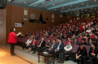 Türkiye'nin önde gelen eğitim uzmanlarından Servet Gülsün Şirin, Özel Marmara Evleri İhlas Anadolu ve Fen Lisesi öğrencileriyle düzenlenen seminerde buluştu.