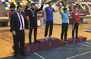İstanbul Okullar Arası Güreş Şampiyonası'nda mücadele eden Özel Bahçelievler İhlas Anadolu Lisesi güreş takımı iki altın madalya kazandı.