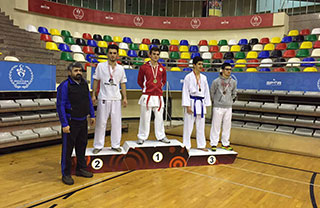 Bağcılar Olimpik Spor Salonu'nda düzenlenen İstanbul Okullararası Küçük Erkekler Güreş Şampiyonası'nda İhlas Eğitim Kurumlarından 47 kg'da Abdüssamed Günay ve 75 kg'da Emirhan Bingöl İstanbul ikincisi oldular.  