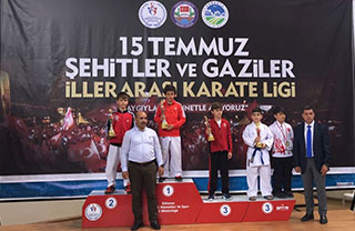 Sakarya’da düzenlenen 15 Temmuz Şehitleri Karate Ligi yapılan final müsabakaları ile sona ererken İhlas Koleji Karate Spor Kulübü’nden Emin Can İstanbullu sezonu şampiyon olarak kapattı.