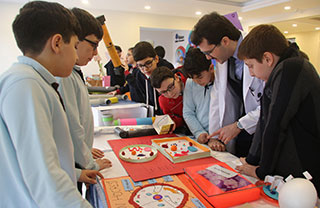 Öğrencilerin bilim ve teknolojiye olan ilgilerini arttırmak için Bilim ve Teknoloji sergisi açıldı.
