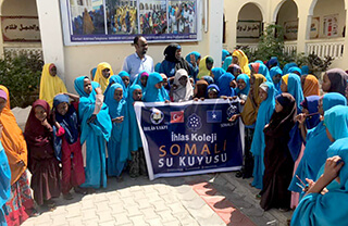 Özel Marmara Evleri İhlas Anadolu ve Fen Lisesi öğrencilerinin toplamış oldukları yardımlarla Somali'de su kuyusu açıldı.