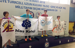 Öğrencimiz Bera Kayra Sarıkaya İstanbul Okullar Arası Yüzme İl Şampiyonluğu müsabakalarında üç ikincilik bir de üçüncülük elde etti. 