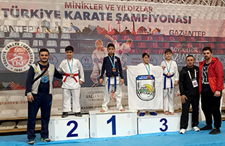 Gaziantep’te düzenlenen Minikler ve Yıldızlar Türkiye Karate Şampiyonası’nda iki gümüş ve bir bronz madalya kazandık. 