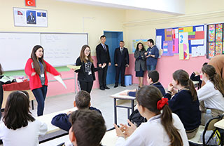 Yabancı dil kulübümüz  ve Umut Ağacı'nın üyeleri Yenice İlköğretim Okulu’nu ziyaret ederek İngilizce derslerinde çeşitli aktiviteler yaptılar. 
