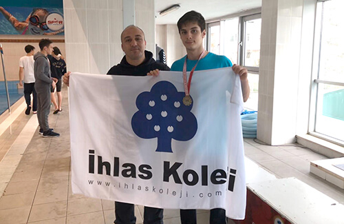 Okullar Arası İstanbul Yüzme Şampiyonası'nda 3 Şampiyonluk