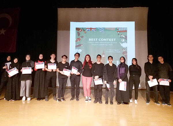 






İhlas Kolejinde en iyi İngilizce konuşan öğrencinin belirlendiği İHLAS BEST yarışması büyük finalle sona erdi. Yarışmayı 10. sınıf öğrencilerinden Reyyan Demircioğlu kazandı.