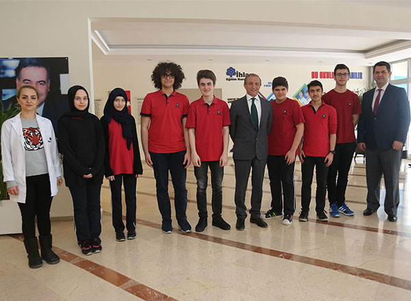 İstanbul'da bulunan Prof. Dr. Mümtaz Turhan Sosyal Bilimler Lisesi'nin düzenlediği Model Birleşmiş Milletler Konferansı'nda Özel İhlas Anadolu Lisesi öğrencisi Arif Emre Alptekin Best Delegate (En iyi delege), Özel İhlas Fen Lisesi öğrencisi Ali Cihan Yıldız'da mansiyon ödülü kazandılar.