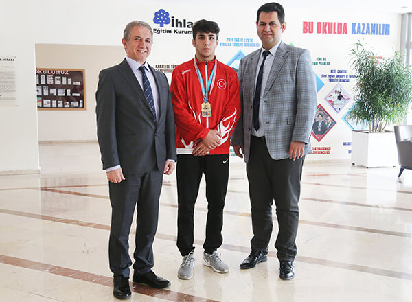 Özel Bahçelievler İhlas Anadolu Lisesi öğrencisi Furkan Taş, Türkiye Güreş Federasyonu tarafından düzenlenen Uluslararası Zafer Kupası'nda Yıldız Erkekler Grekoromen stil 71 kiloda şampiyon oldu.