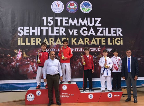 Sakarya'da düzenlenen 15 Temmuz Şehitleri Karate Ligi yapılan final müsabakaları ile sona ererken İhlas Koleji Karate Spor Kulübü'nden Emin Can İstanbullu sezonu şampiyon olarak kapattı.