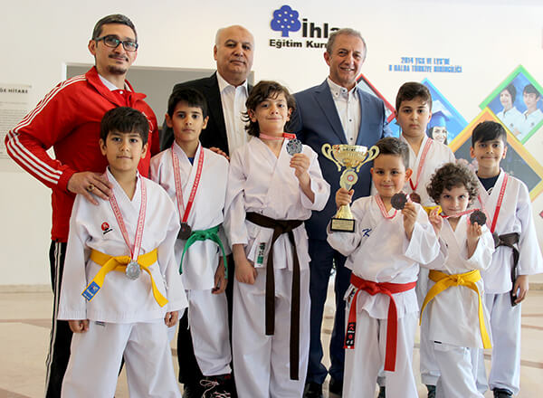 İhlas Koleji Karate Spor Kulübü, Fatih Gençlik Hizmetleri ve Spor İlçe Müdürlüğü tarafından düzenlenen Özel Kulüplerarası Karate Dostluk Turnuvası'nda bir ikincilik ve 6 üçüncülük elde etti.