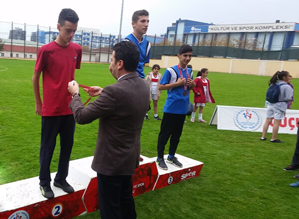 Özel Bahçelievler İhlas Ortaokulu öğrencimiz Emirhan Ergül, Bahçelievler Kaymakamlık Kupası Okullar Arası Kros Yarışması'nda ilçe ikincisi oldu.