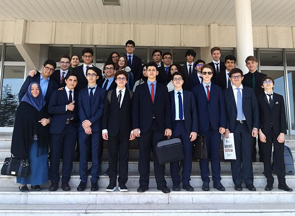 Model Birleşmiş Milletler (MUN) organizasyonu kapsamında MEFMUN 2019'a katılan Özel Marmara Evleri İhlas Anadolu ve Fen Lisesi öğrencileri Zeynep Ceren Topsakal, Mustafa Necati Yazıcı ve Esmanur Altuntaş ödüle layık görüldüler.