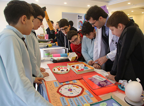 Öğrencilerin bilim ve teknolojiye olan ilgilerini arttırmak için Özel Marmara Evleri İhlas Ortaokulu'nda Bilim ve Teknoloji sergisi açıldı.