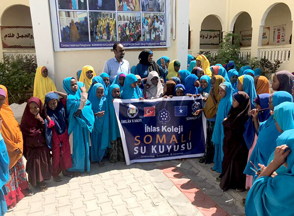 Özel Marmara Evleri İhlas Anadolu ve Fen Lisesi öğrencilerinin toplamış oldukları yardımlarla Somali'de su kuyusu açıldı.