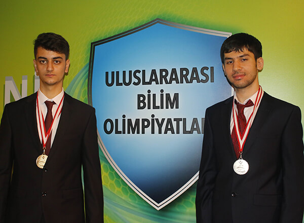 






Özel Marmara Evleri İhlas Fen Lisesi öğrencileri Yusuf Bahadır Kılıçarslan ve Emre Kılıç Uluslararası Bilim Olimpiyatlarında ülkemizi temsil etmek üzere Uluslararası Bilim Olimpiyatları Milli Takımı'na seçildi.