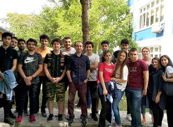 Yaklaşan üniversite sınavları öncesinde Özel Bahçelievler İhlas Anadolu ve Fen Lisesi öğrencileri düzenledikleri mangal partisi ile stres attılar.