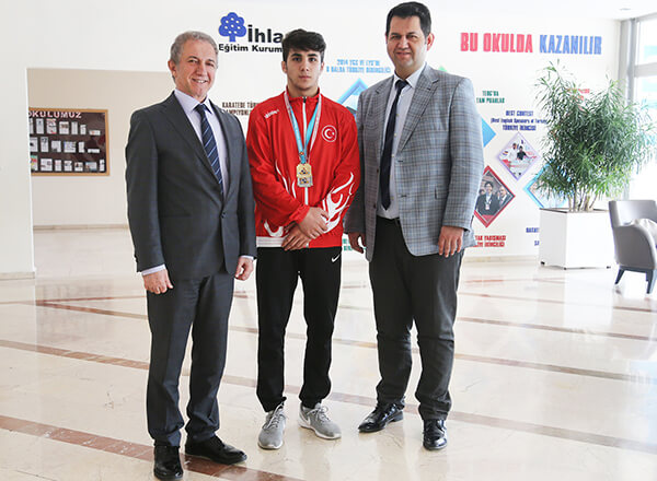 Bulgaristan'ın başkenti Sofya'da düzenlenen Dünya Yıldızlar Grekoromen Güreş Şampiyonası'nda Özel Bahçelievler İhlas Anadolu Lisesi öğrencisi Furkan Taş Dünya üçüncüsü oldu.