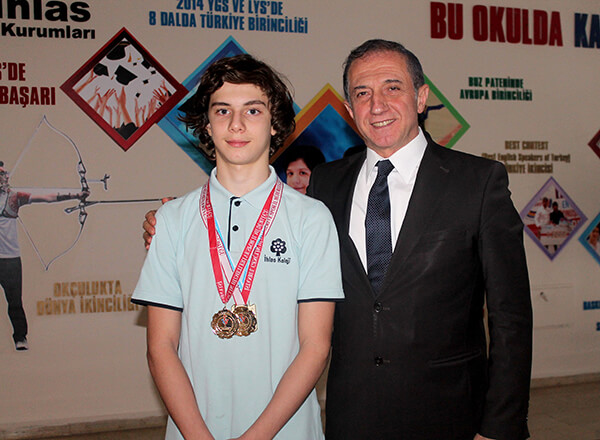 Trabzon'da düzenlenen 11-12 Yaş Türkiye Yüzme Şampiyonası'nda Özel Marmara Evleri İhlas Ortaokulu öğrencisi Bera Kayra Sarıkaya üç Türkiye Şampiyonluğu elde etti.