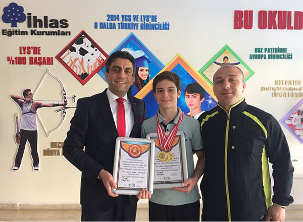 Gaziantep'te düzenlenen 6. Geleneksel Uluslararası Alleben Su Sporları Şenlikleri'nde Özel Marmara Evleri İhlas Ortaokulu öğrencisi Bera Kayra Sarıkaya 4 dalda şampiyonluğa uzanırken iki de rekor kırdı.