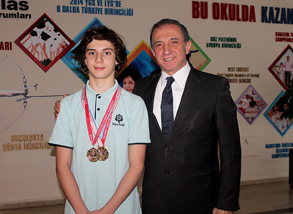 






İzmir'de düzenlenen Türkiye Arena Uzun Kulvar 13 -14 Yaş Erkek Küçükler Bireysel Yüzme Şampiyonası'nda İhlas Koleji'nin şampiyon yüzücüsü Bera Kayra Sarıkaya dört Türkiye şampiyonluğu kazandı.