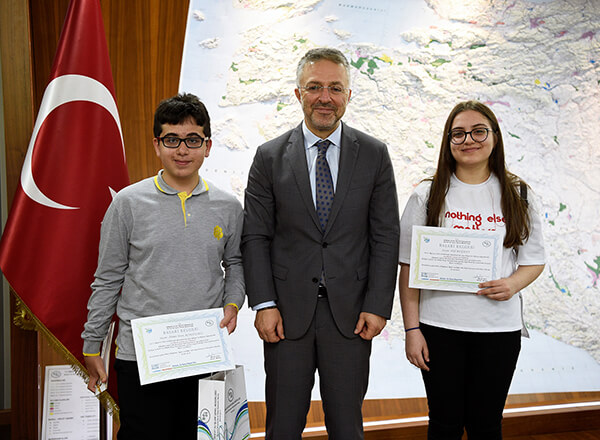 Devlet Su İşleri Genel Müdürlüğü ve Stockholm Su Enstitüsü (SIWI) tarafından düzenlenen Türkiye Gençler Su Ödülü Projesi Yarışması'nda Özel Bahçelievler İhlas Fen Lisesi öğrencileri Elif Buğday ve Ahmet Eren Açıkyıldız Türkiye ikincisi oldu.