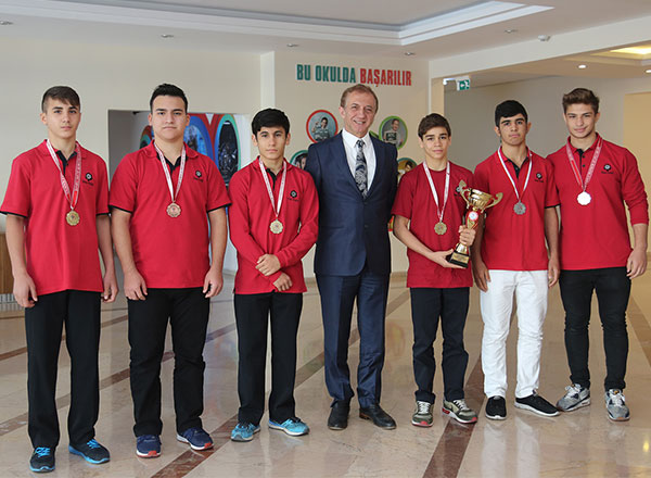 Bu yıl güreşte çok başarılı bir sezon geçiren İhlas Koleji, Çankırı'da düzenlenen Okullararası Türkiye Yıldızlar Güreş Şampiyonası'nda takım halinde Türkiye Şampiyonu oldu.