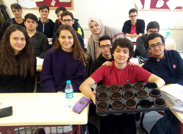 Özel Marmara Evleri İhlas Anadolu ve Fen Lisesi öğrencileri, Orman Haftası kapsamında karaçam tohumu ekimi gerçekleştirdi.