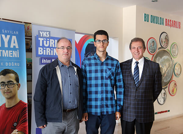 Bu yıl düzenlenen Yükseköğretim Kurumları Sınavı (YKS)'nda Türkiye birincisi olan Mustafa Emir Gazioğlu İhlas Koleji Genel Müdürü Bedri Yeltekin ile bir araya geldi. Yeltekin'i makamında ziyaret eden Türkiye şampiyonuna babası Şükrü Ayhan Gazioğlu eşlik etti.