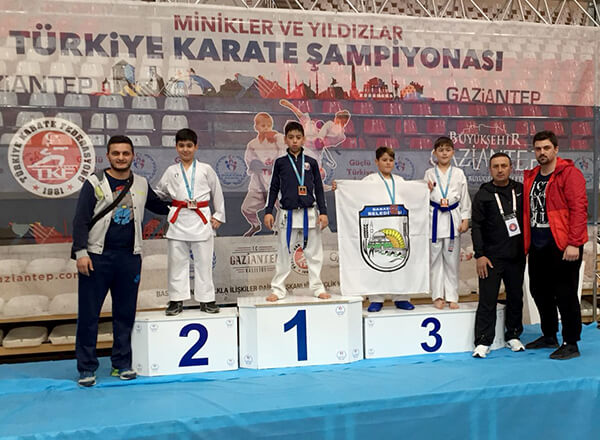 İhlas Koleji Karate Spor Kulübü, Gaziantep'te düzenlenen Minikler ve Yıldızlar Türkiye Karate Şampiyonası'nda iki gümüş ve bir bronz madalya kazandı.
