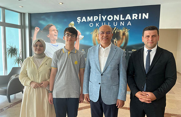 LGS Şampiyonu Emre Sarı Okulunu Ziyaret Etti