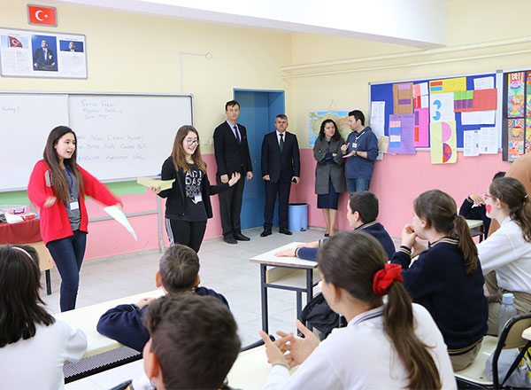 Özel İhlas Anadolu ve İhlas Fen Lisesi'nin yabancı dil kulübü Hands Together ve sosyal sorumluluk kulübü Umut Ağacı'nın üye öğrencileri Edirne Enez'deki Yenice İlkokulu ve Ortaokulu'nu ziyaret ederek İngilizce derslerinde çeşitli aktiviteler yaptılar.