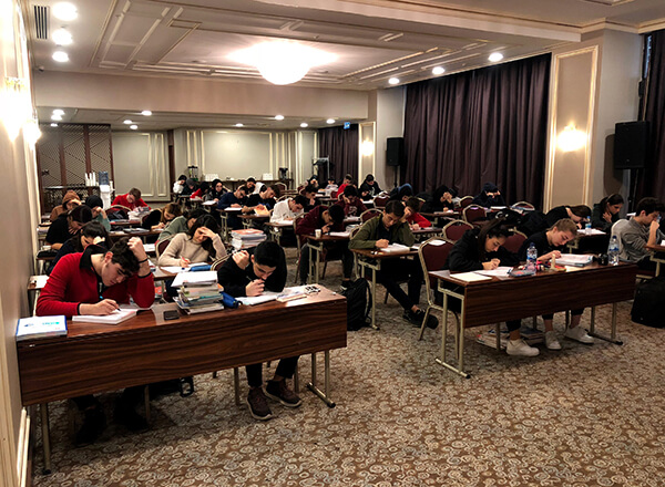 Özel Marmara Evleri İhlas Anadolu ve Fen Lisesi öğrencileri üniversite sınavlarına daha iyi hazırlanmak için İstanbul Hilton Garden Inn Otel'de kampa girdi.